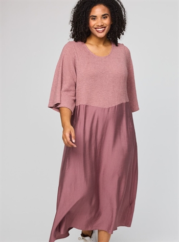 Studio - Yrsa Kjole, Rosa